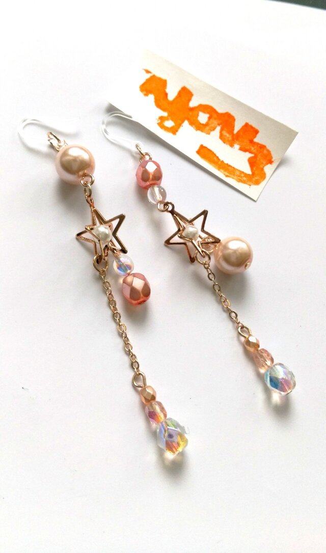 アシンメトリー 星ピアス(ピンク系)の画像1枚目