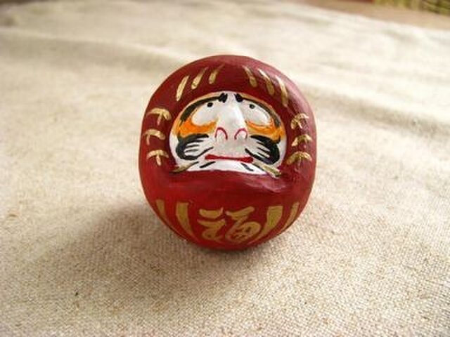 小さなだるまさん 木彫りの画像1枚目