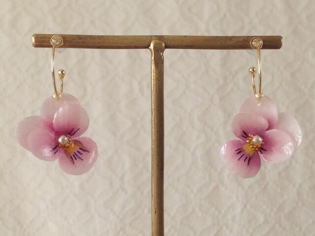 染め花を樹脂加工したビオラのフープピアス(SS・ピンク)の画像1枚目