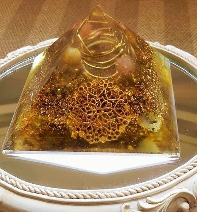 オルゴナイト 金運ピラミッド(中)の画像1枚目
