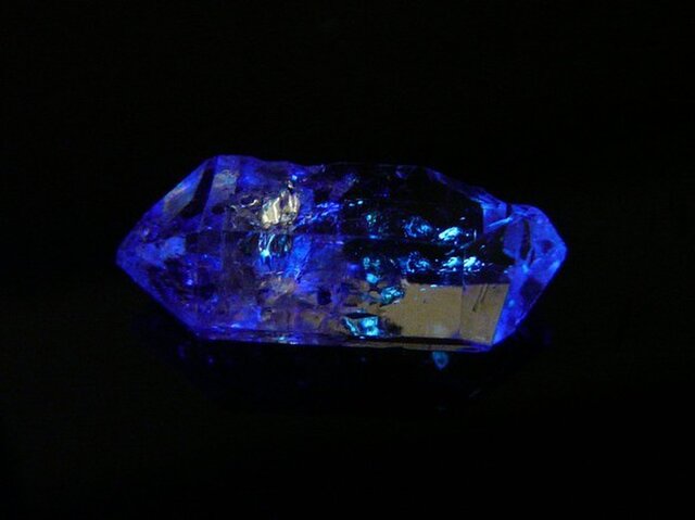 ★珍品 紫外線で蛍光 【パキスタン産】 オイル入り水晶 23の画像1枚目