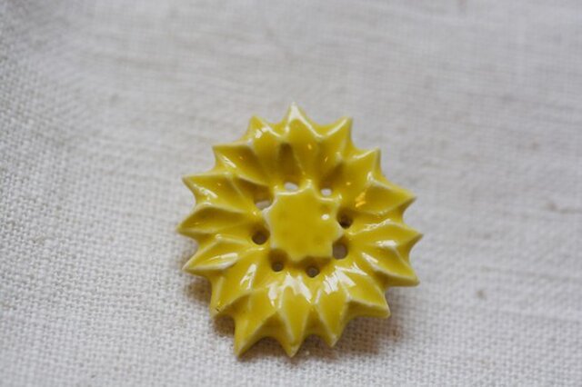 ブローチ薬師草の花 黄の画像1枚目