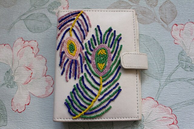 孔雀刺繍の本革手帳カバーの画像1枚目