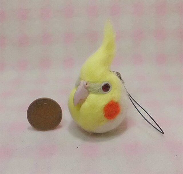 羊毛フェルト 小鳥ストラップ・イヤホンジャック たこ焼き大玉(?)サイズ♪ / オカメインコ ルチノーの画像1枚目
