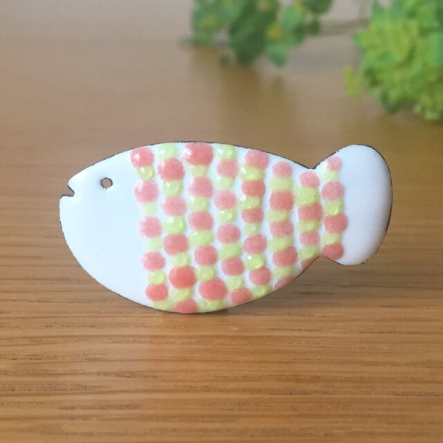 七宝ブローチ「さかなのきょうだい」珊瑚色の画像1枚目