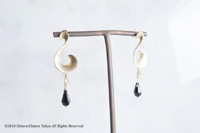 Matt Gold Curvy Stud CZ Earrings,Jet Swarovskiの画像1枚目