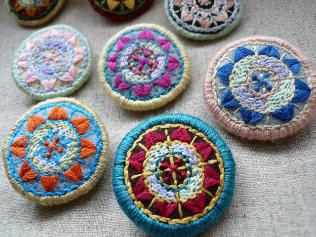 レトロ刺繍ブローチ(青)の画像1枚目