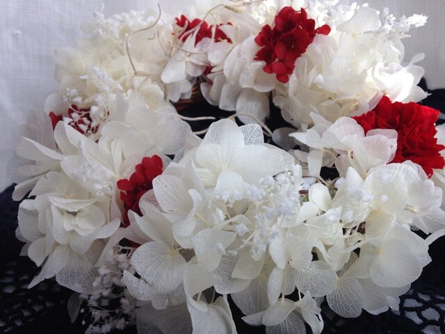 カーネーションと感謝の花言葉をもつかすみ草の画像1枚目