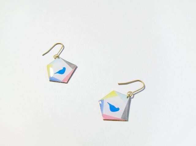 淡い鳥の絵のピアスの画像1枚目