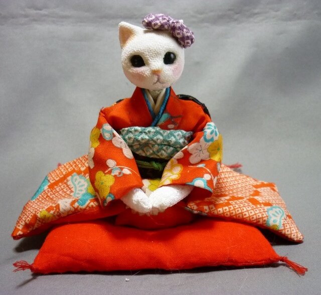 k様オーダー品 振袖猫さん姉妹の妹猫さん 座布団つきの画像1枚目