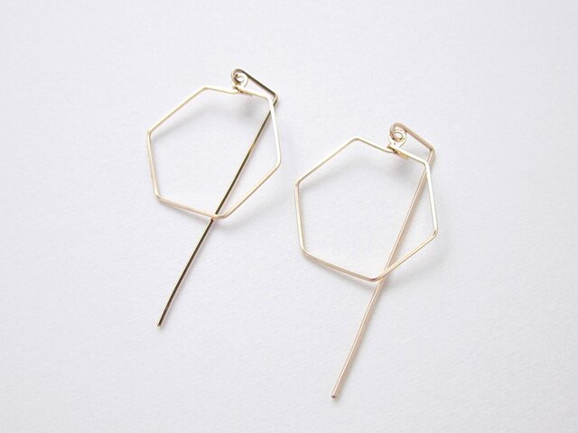 シンプルラインのヘキサゴンピアス☆14KGF | iichi 日々の暮らしを