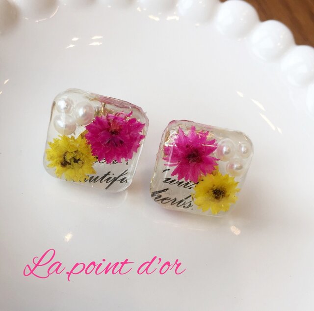 小花(ピンク×イエロー) レジン ピアス、イヤリングの画像1枚目