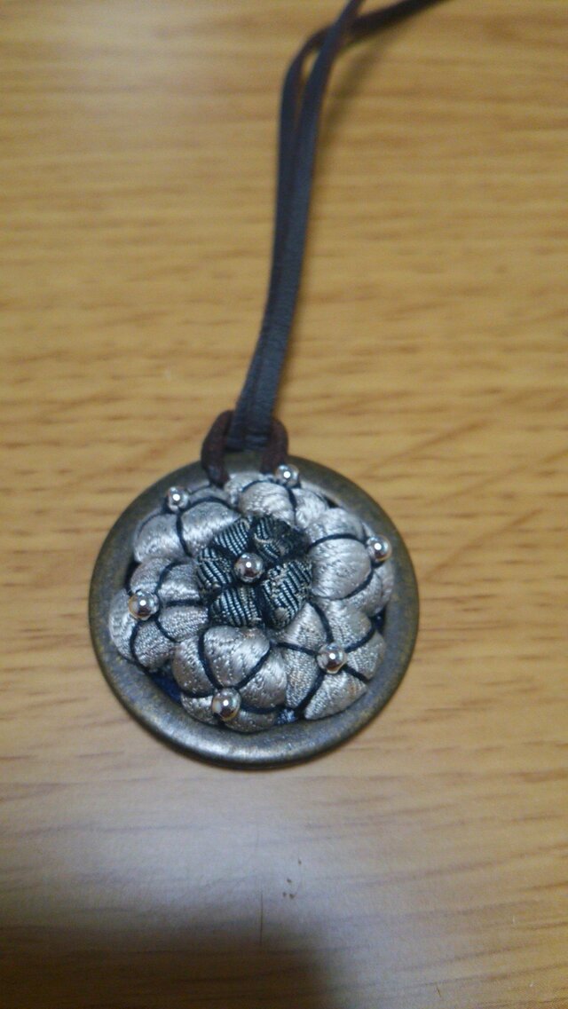白い花のネックレスの画像1枚目