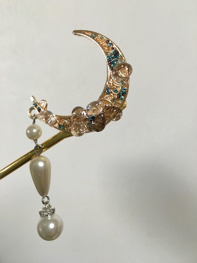 ハーフムーンとパールに髪飾り【和装小物】かんざしの画像1枚目