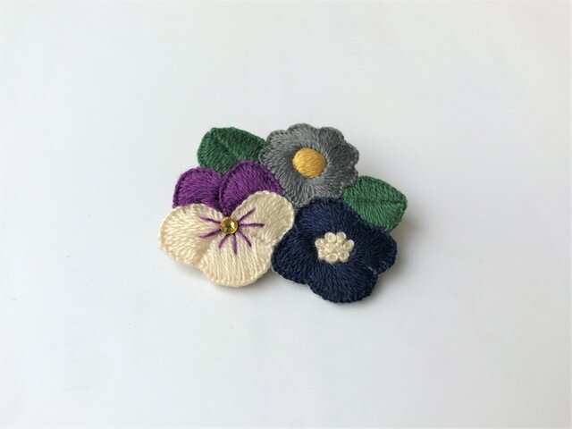 受注制作]お花たちの刺繍ブローチ（dark） | iichi 日々の暮らしを