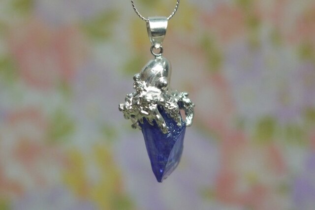 A octopus is eating a big tanzanite! 〜タコはタンザナイト好き〜の画像1枚目