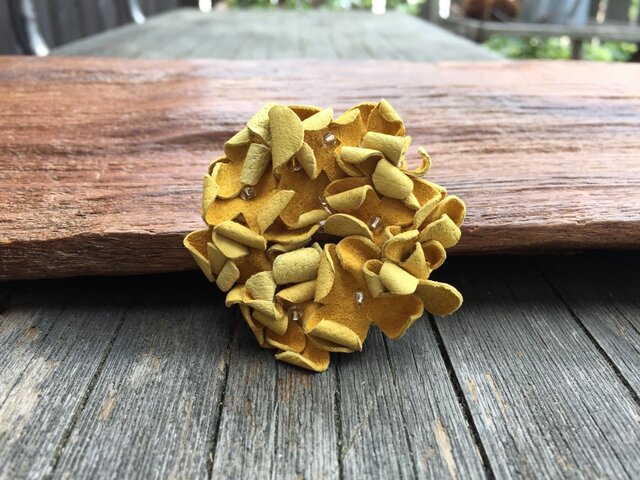 革花のドーナツブローチ(ビーズ) カラシの画像1枚目