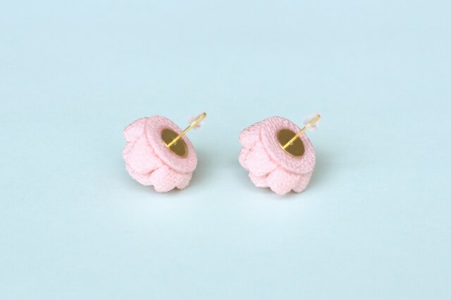 正絹 ほんわり椿のピアス スタッドタイプ ピンク /つまみ細工 着物 和