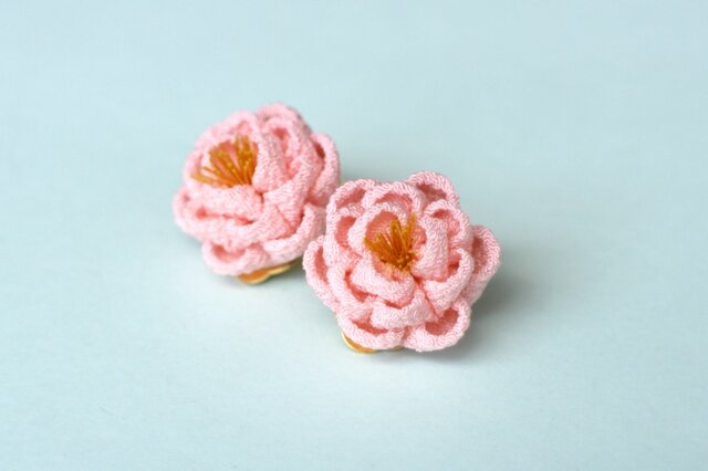 正絹 ほんわり椿のピアス スタッドタイプ ピンク /つまみ細工 着物 和