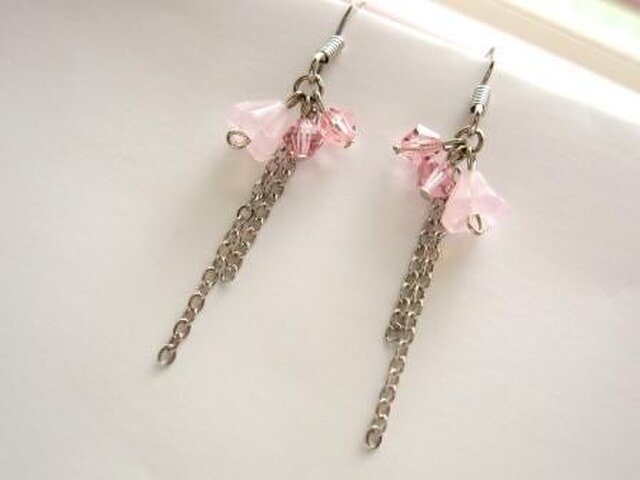 お花とスワロフスキーのゆらゆらピアスの画像1枚目