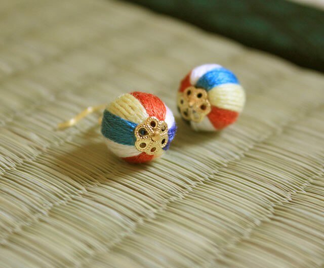 刺繍糸で作った紙風船のピアス イヤリングにも変更可の画像1枚目