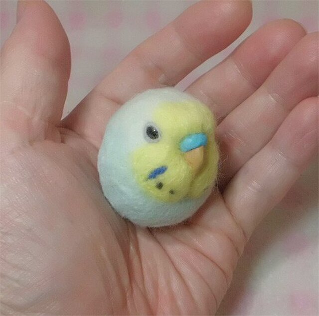 セキセイインコ レインボー パステルブルー☆マグネット/ブローチどちらか選択 羊毛の小鳥 受注作成 羊毛フェルト 鼻の色変更可能 | iichi  日々の暮らしを心地よくするハンドメイドやアンティークのマーケットプレイス