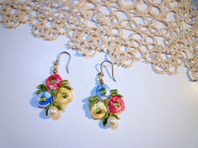 *三色のお花ピアス*の画像1枚目