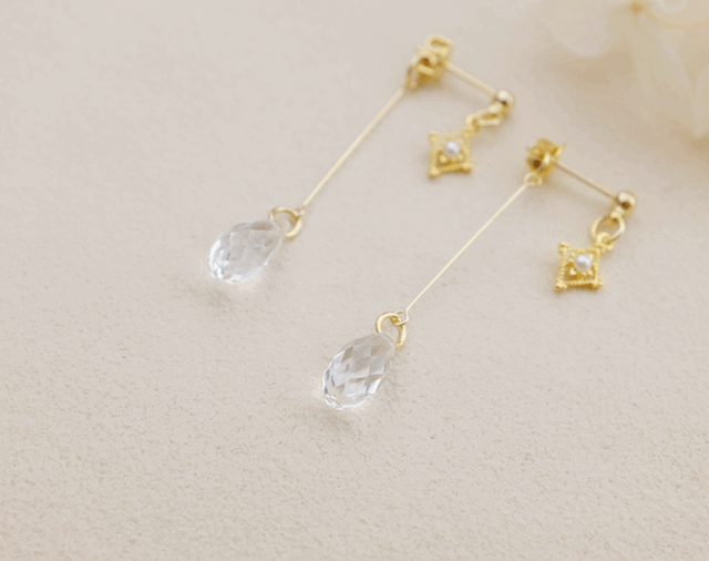 <p_29> 雫スワロ×ダイヤモンドシェイプチャームのワイヤーバックキャッチピアス〈クリスタル〉の画像1枚目