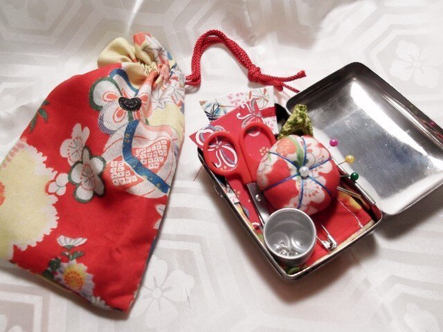 和のお裁縫箱*レトロ赤花 角形の画像1枚目