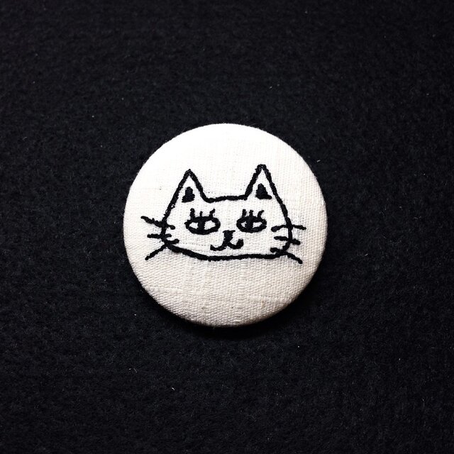 刺繍ボタンブローチ 「ゆるかわ猫」 | iichi 日々の暮らしを心地よく