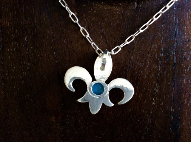 百合紋章デザインのペンダント | iichi 日々の暮らしを心地よくする