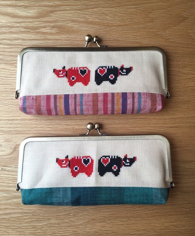 赤べこ黒べこ刺繍がまぐちの画像1枚目