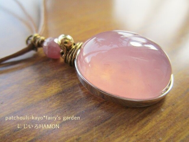 ディープカラーのローズクォーツペンダントの画像1枚目