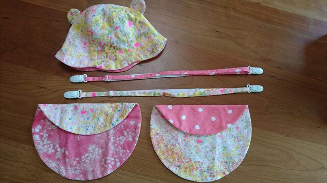 お前掛けとお帽子とストラップのsetの画像1枚目