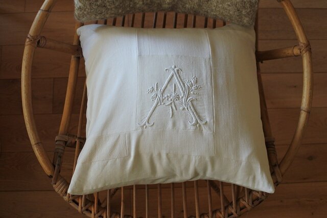 Sale!4800→4300モノグラム刺繍クッションカバーの画像1枚目