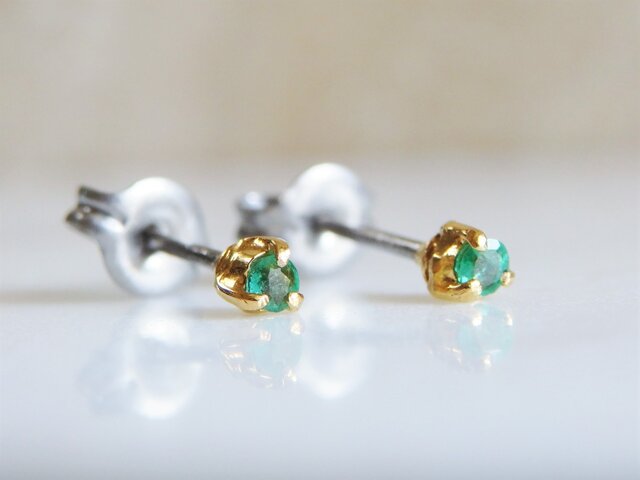 極小エメラルドピアス2mmの画像1枚目