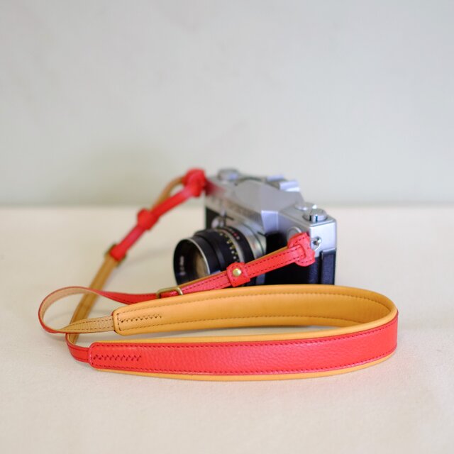 やわらか 革のカメラストラップ(名入れ可) 赤
