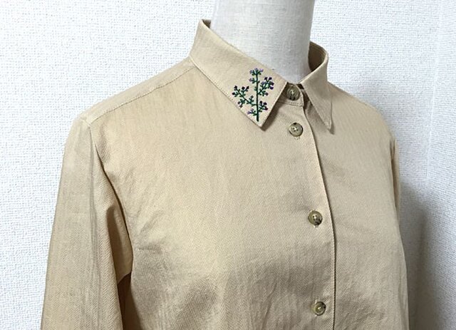 襟に花刺繍のロングブラウスの画像1枚目
