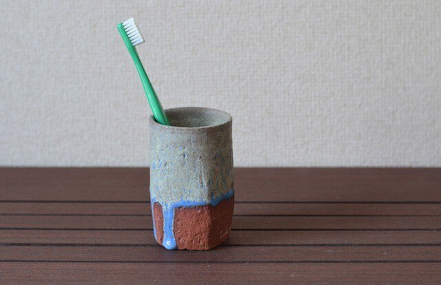 青い赤い歯ブラシ立ての画像1枚目