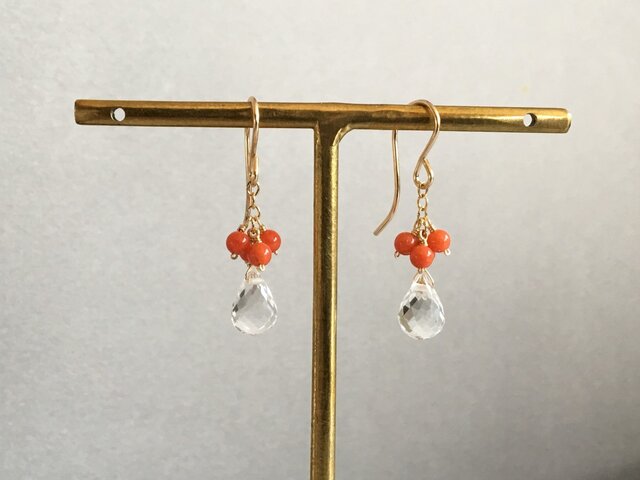 水晶と赤珊瑚のピアスの画像1枚目