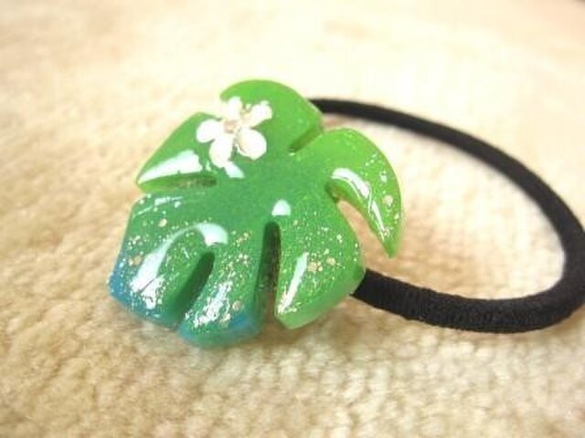 【送料無料】再再々販ハワイアン*Greenモンステラとプルメリアのヘアゴムの画像1枚目
