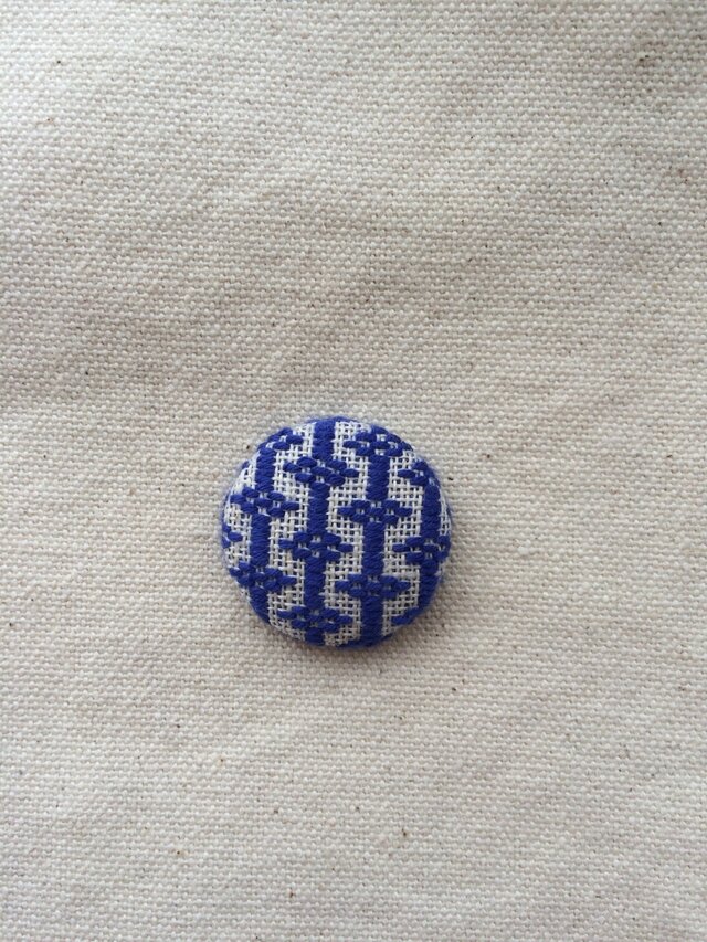 ちいさなこぎん刺しのブローチ〈そろばん刺し1〉2.9cmの画像1枚目