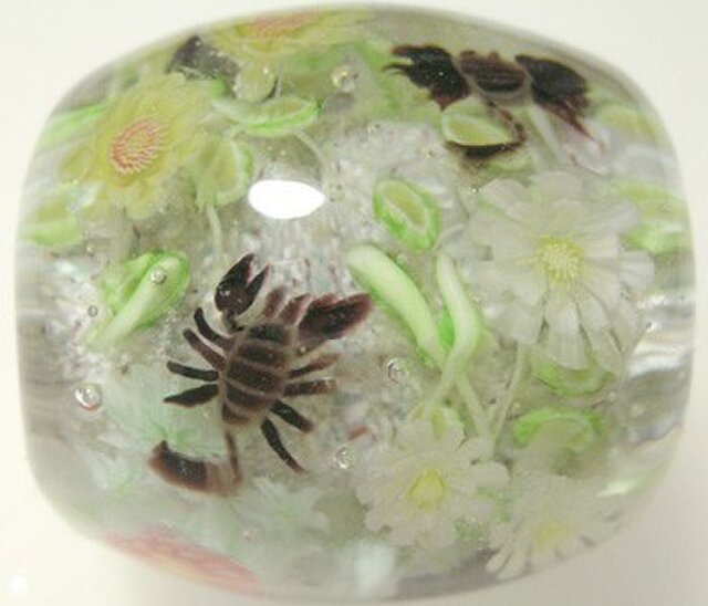 とんぼ玉 砂漠の花とサソリのとんぼ玉の画像1枚目