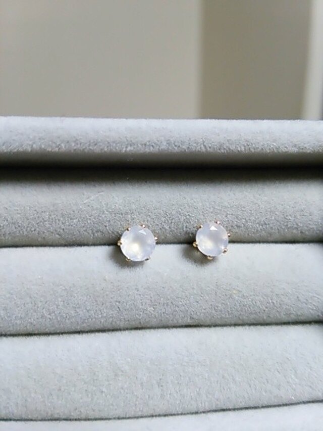 再販:宝石質カルセドニーファセットピアス(5ミリ)の画像1枚目