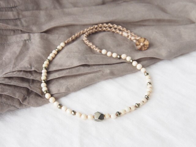 Beige Color Short Necklace(リバーストーン)の画像1枚目