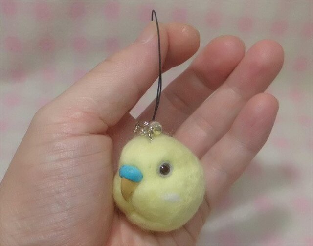 羊毛フェルト 小鳥ストラップ・イヤホンジャック ☆選べる鼻の色☆/ セキセイインコ プリン色ルチノ-(濃赤目)【受注製作】の画像1枚目