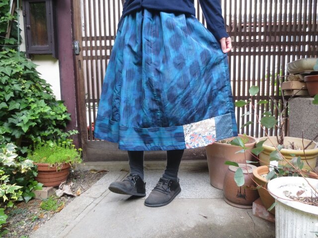 青色紬でリメイクスカート☆ドット模様でレトロモダンな夏模様74㎝丈の画像1枚目