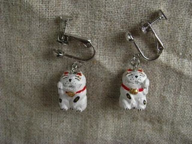 招き猫(木彫り)イヤリング の画像1枚目