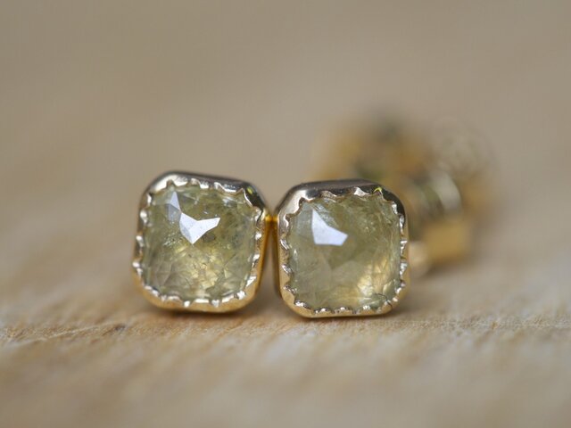 Pale Yellow Diamond ピアスの画像1枚目