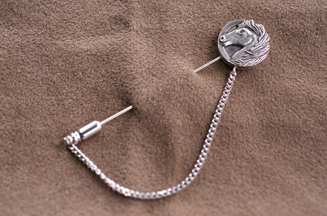 Sv 馬の横顔 ピンブローチ（チェーン付き） | iichi 日々の暮らしを